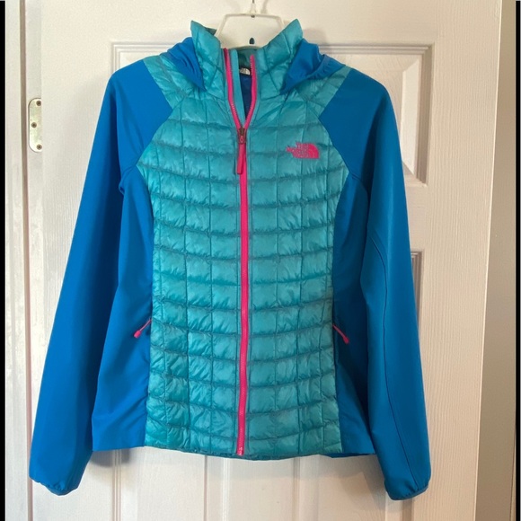 Northface Jacket and vneck shirt - Picture 9 of 9